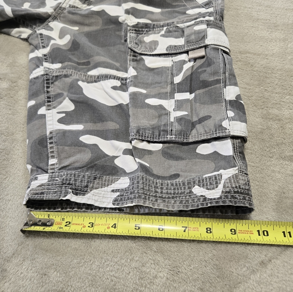 Levis Gray Camo Cargo Shorts Mens Size 32 Bermuda Style Utility Shorts Camoflage - Picture 7 of 8